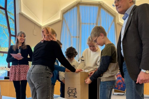 Kinderen bekijken de Inspiratiekist Talent