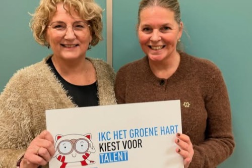 Directeur en leerkracht houden bord talentenschool vast