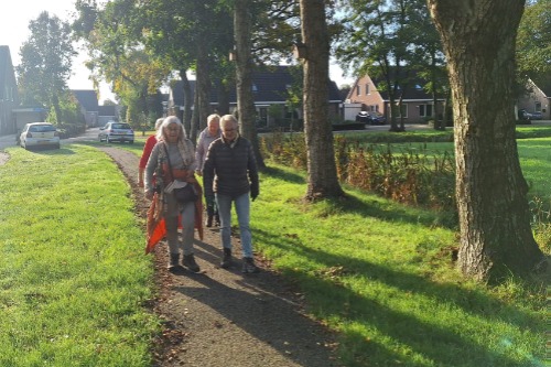 4 inwoners aan het wandelen