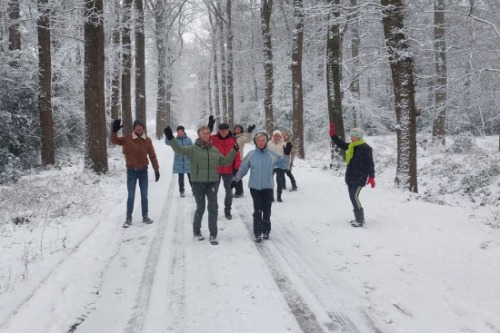 wandelgroep in de sneeuw