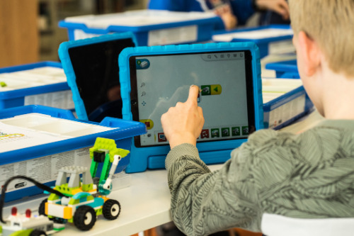 kindje met ipad en lego