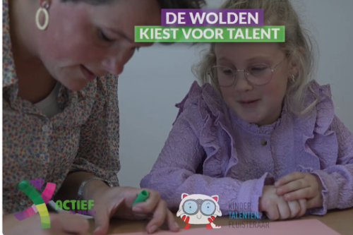 Juf met leerling die een talentengesprek voeren